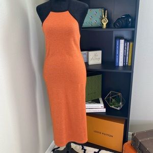 It’s a form fitting dress that needs to be worn with a strapless.